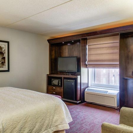 Hampton Inn & Suites Detroit/Airport Romulus Exterior photo
