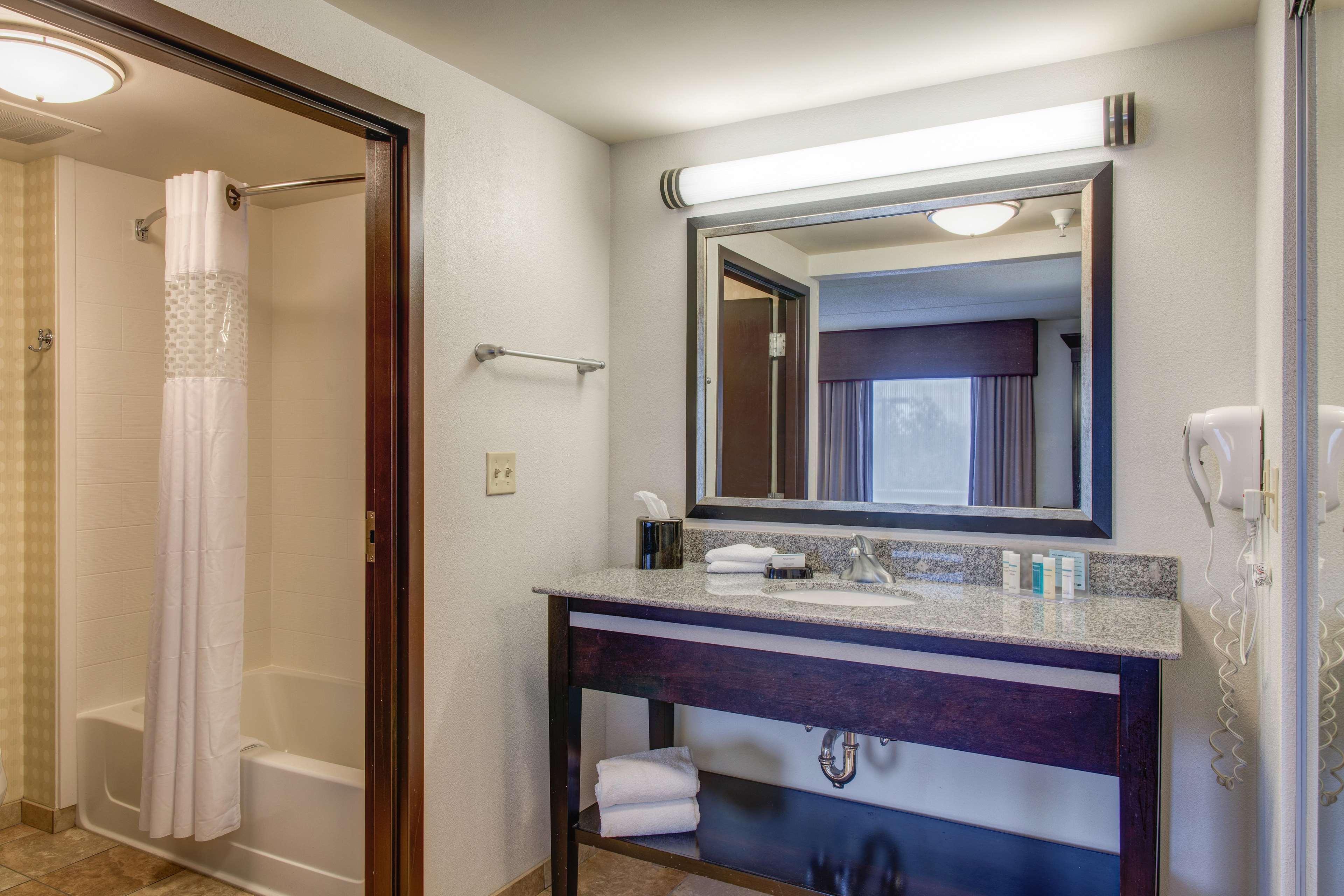 Hampton Inn & Suites Detroit/Airport Romulus Exterior photo