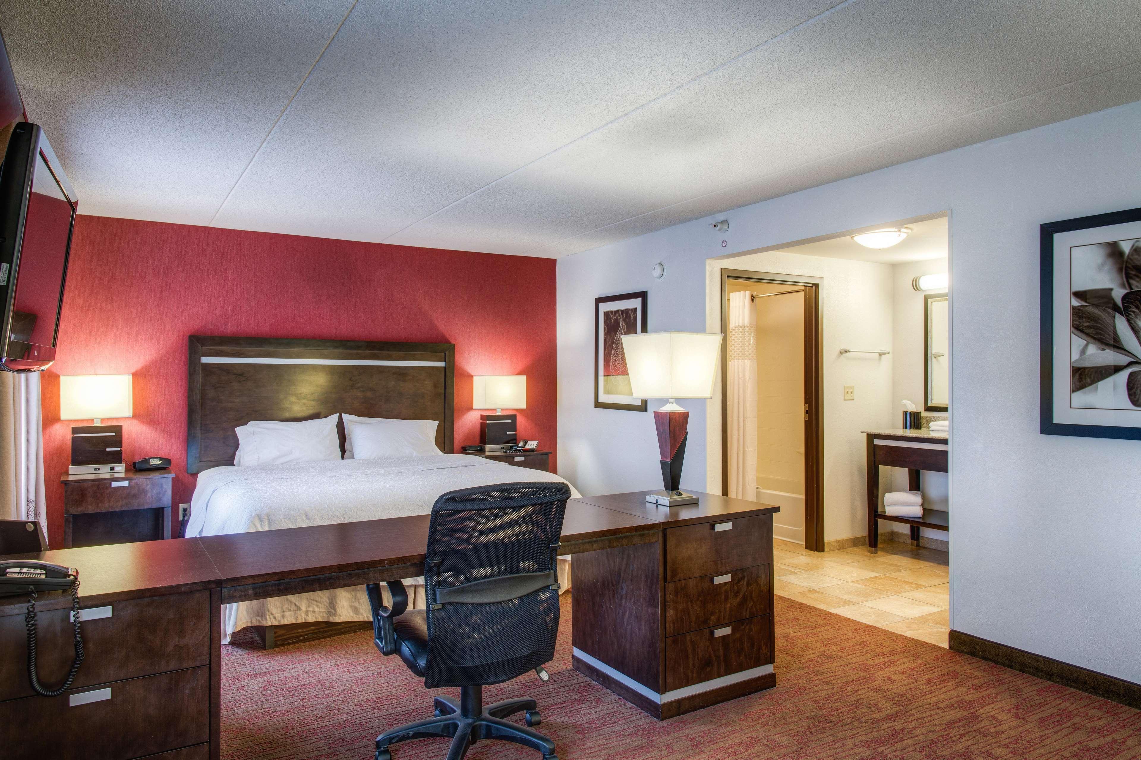Hampton Inn & Suites Detroit/Airport Romulus Exterior photo