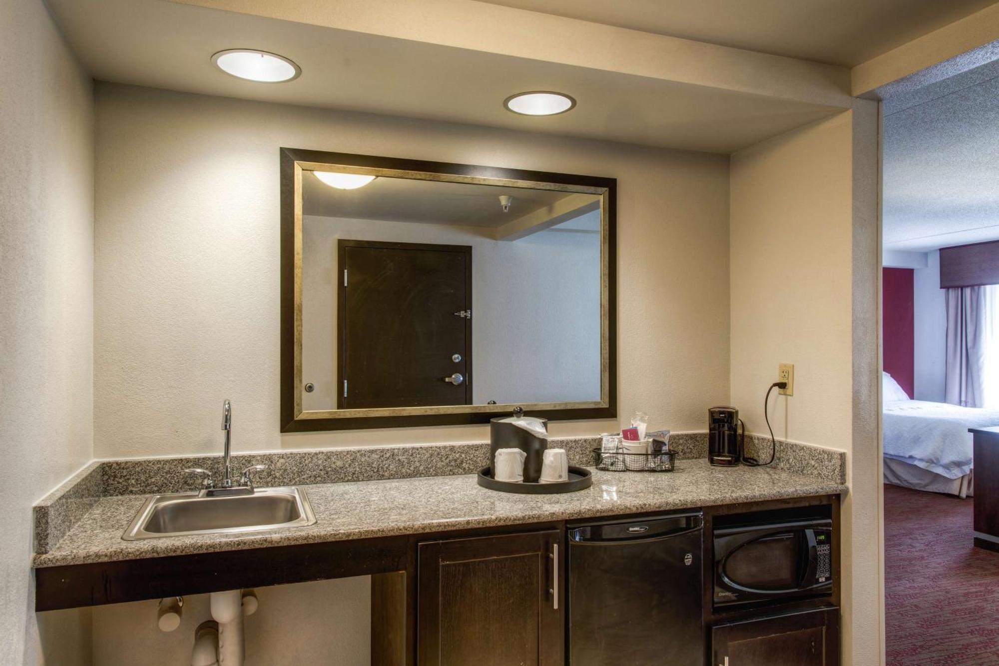 Hampton Inn & Suites Detroit/Airport Romulus Exterior photo
