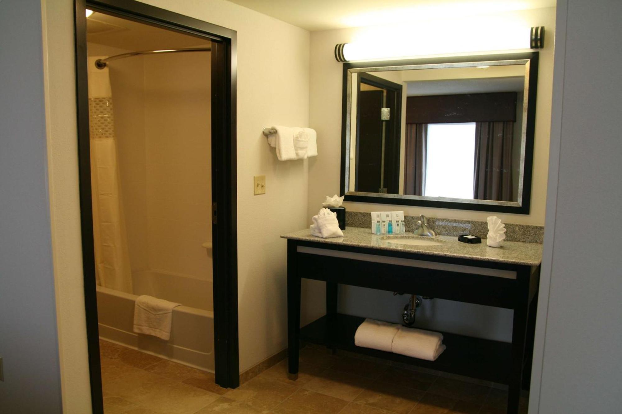 Hampton Inn & Suites Detroit/Airport Romulus Exterior photo