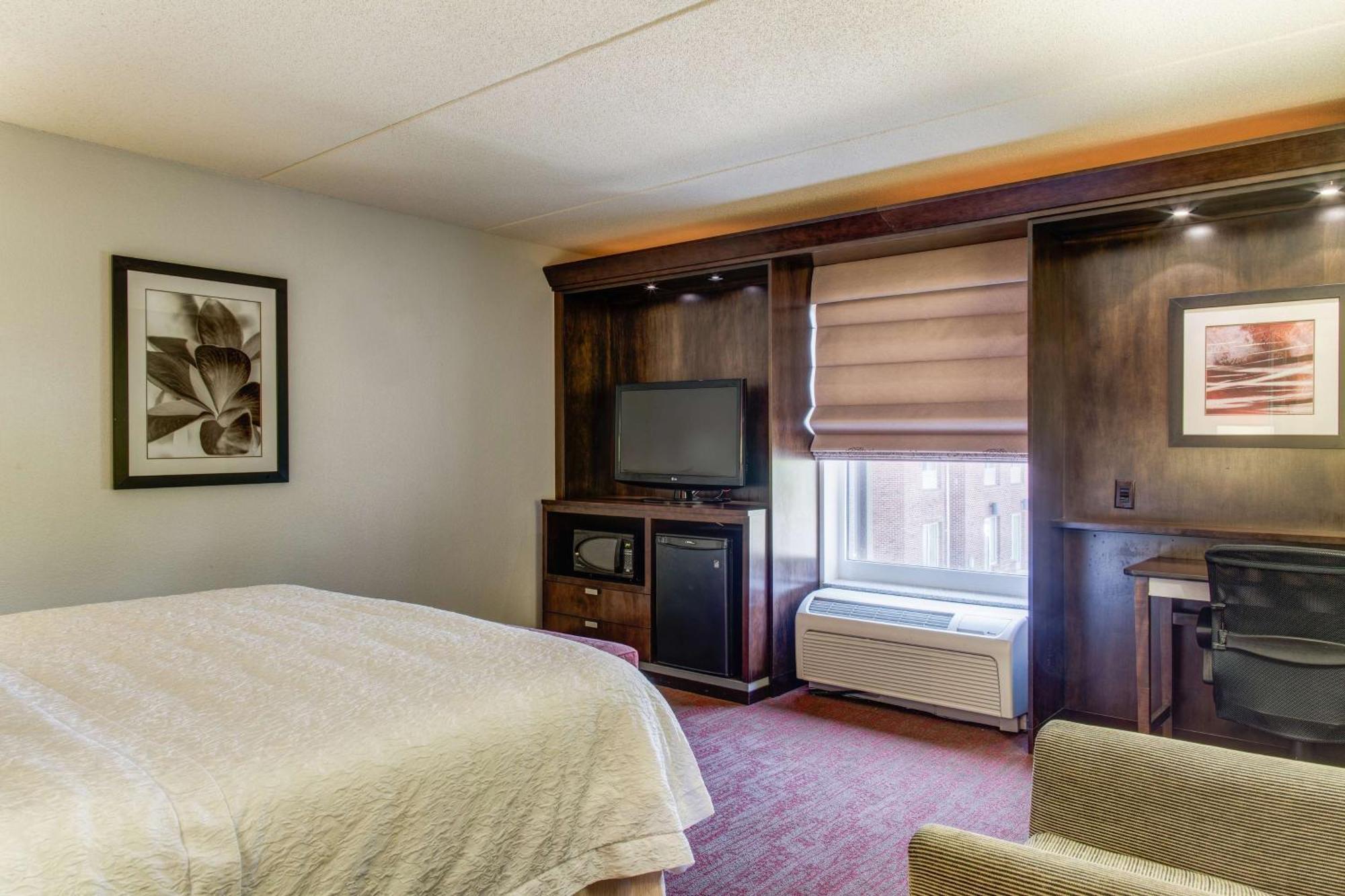 Hampton Inn & Suites Detroit/Airport Romulus Exterior photo