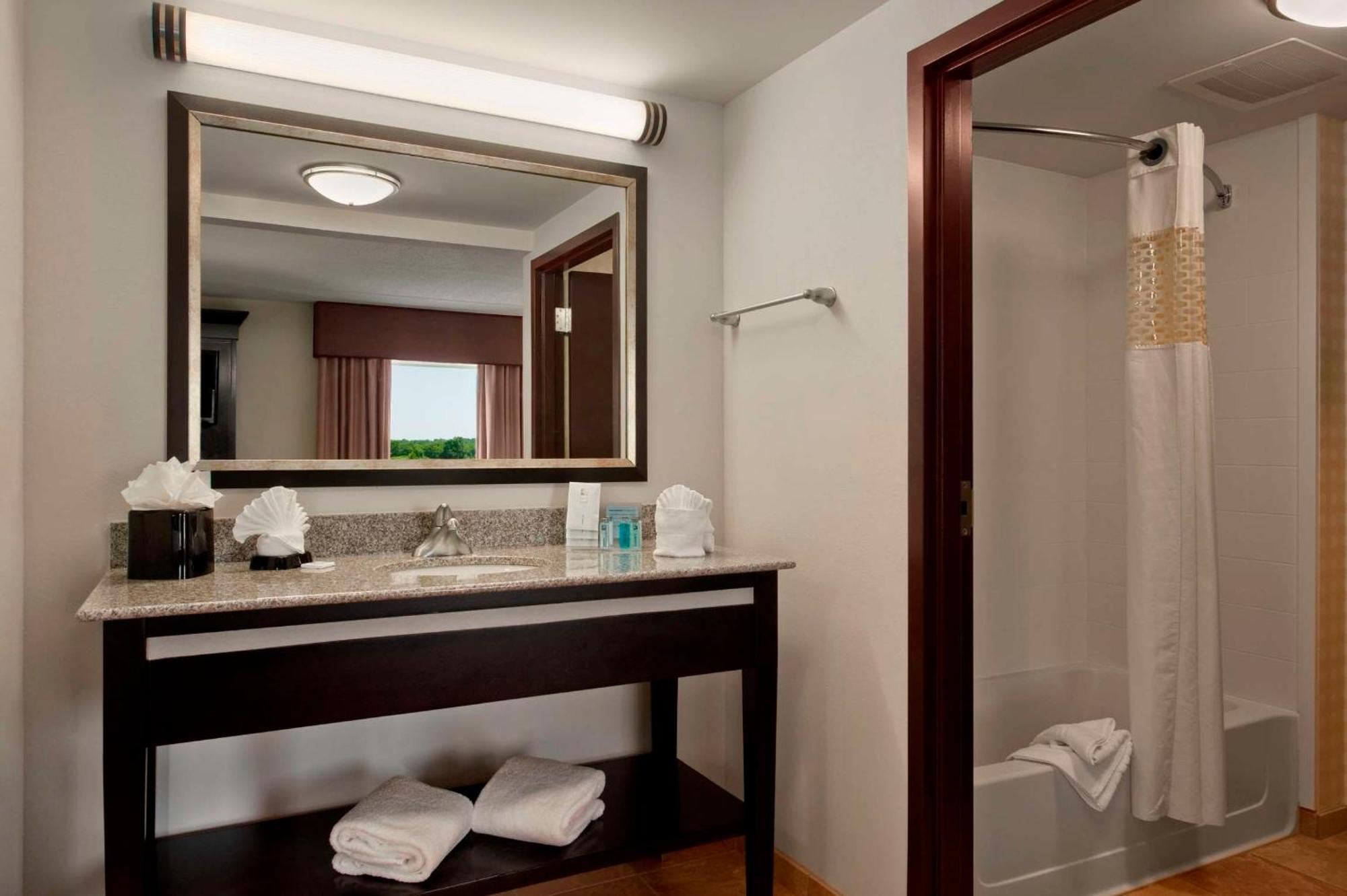 Hampton Inn & Suites Detroit/Airport Romulus Exterior photo