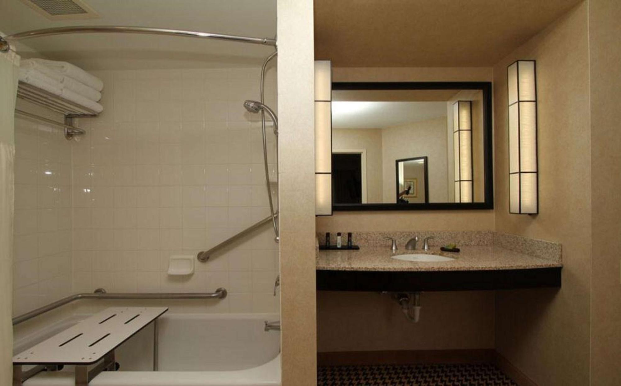 Hampton Inn & Suites Detroit/Airport Romulus Exterior photo