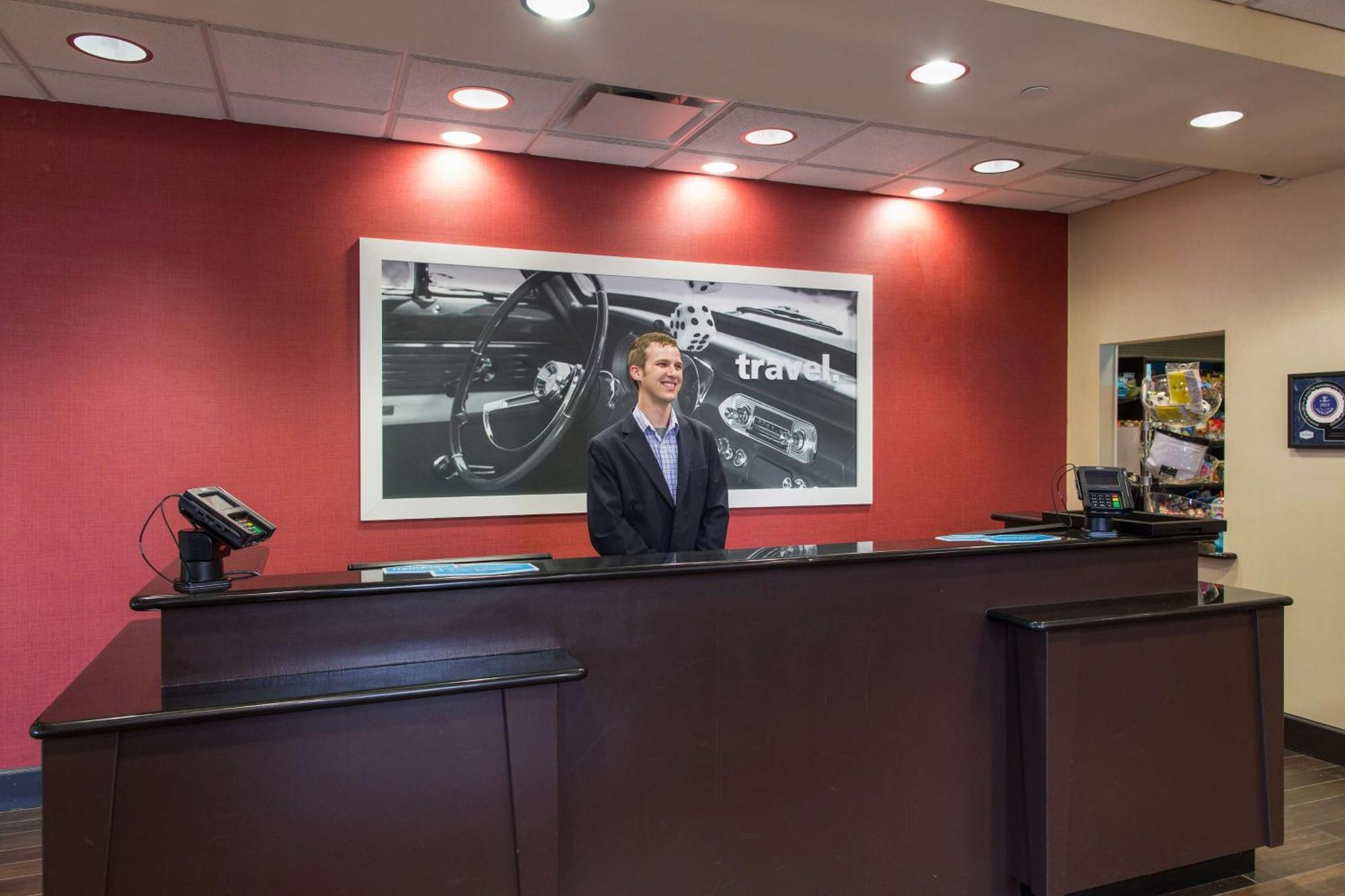 Hampton Inn & Suites Detroit/Airport Romulus Exterior photo