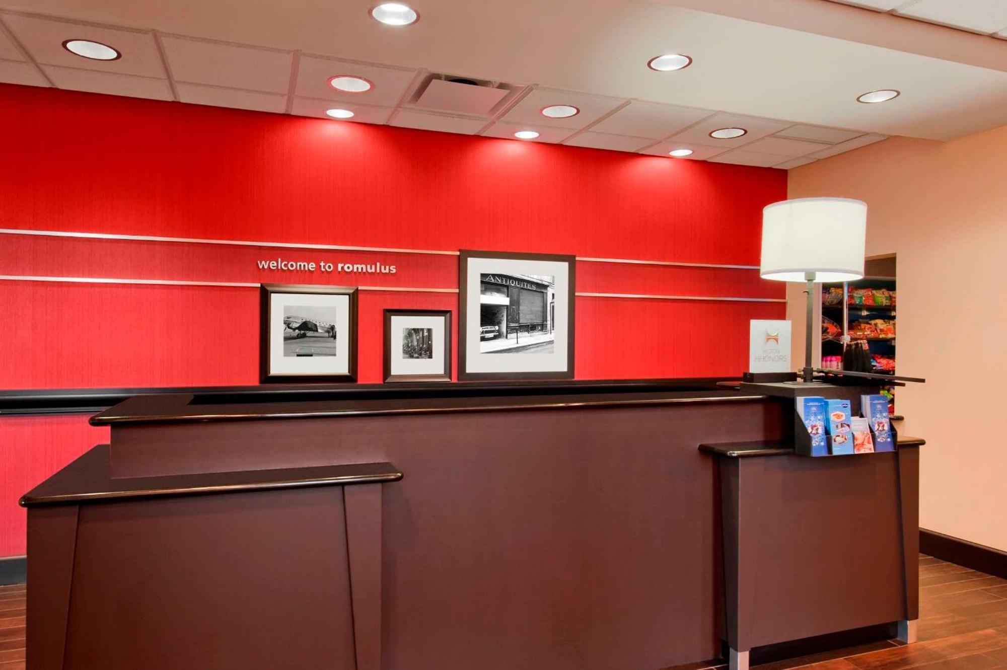 Hampton Inn & Suites Detroit/Airport Romulus Exterior photo