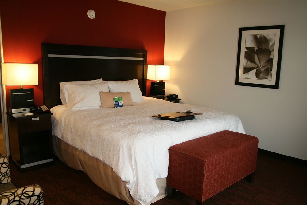 Hampton Inn & Suites Detroit/Airport Romulus Exterior photo