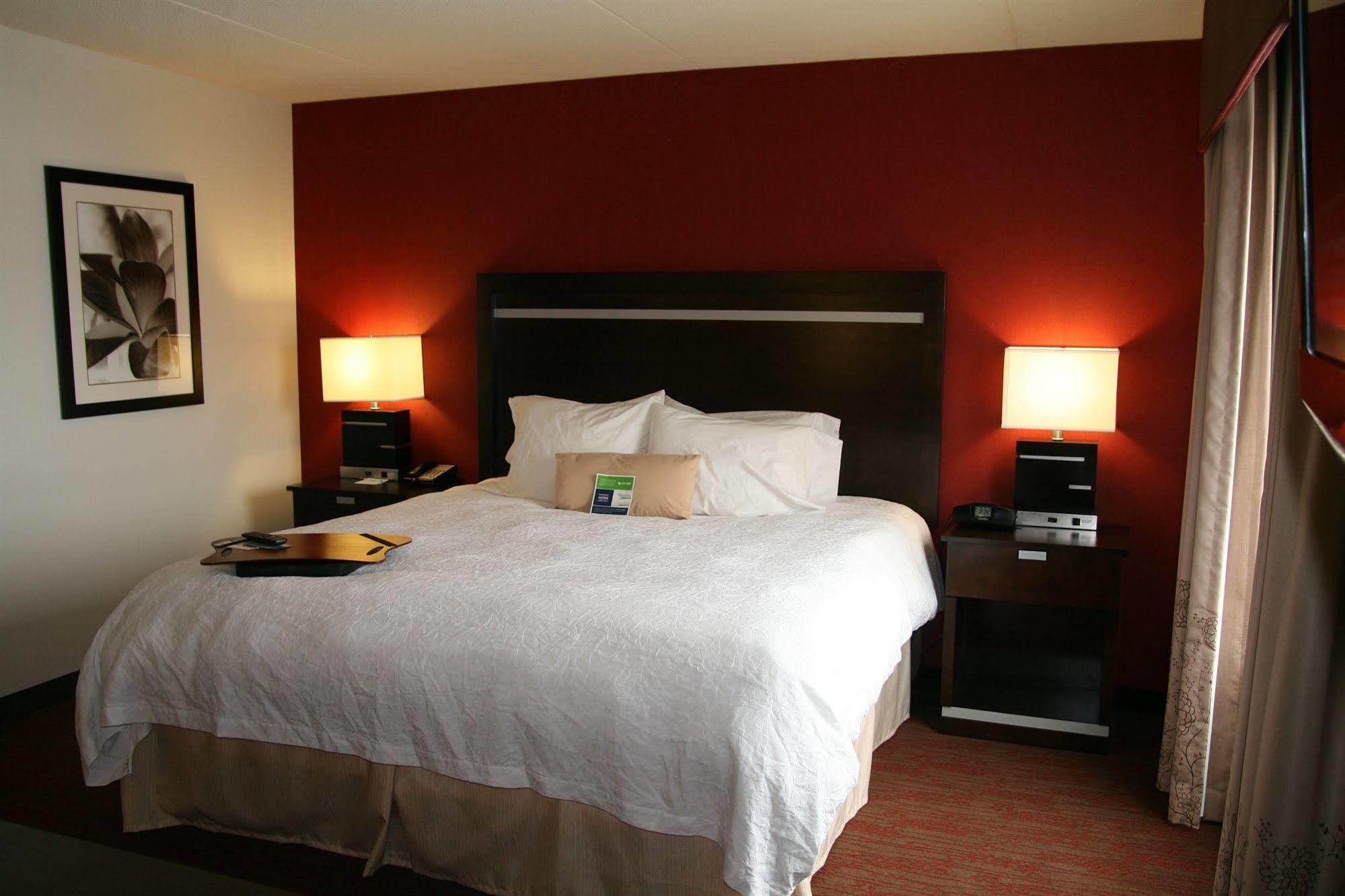 Hampton Inn & Suites Detroit/Airport Romulus Exterior photo